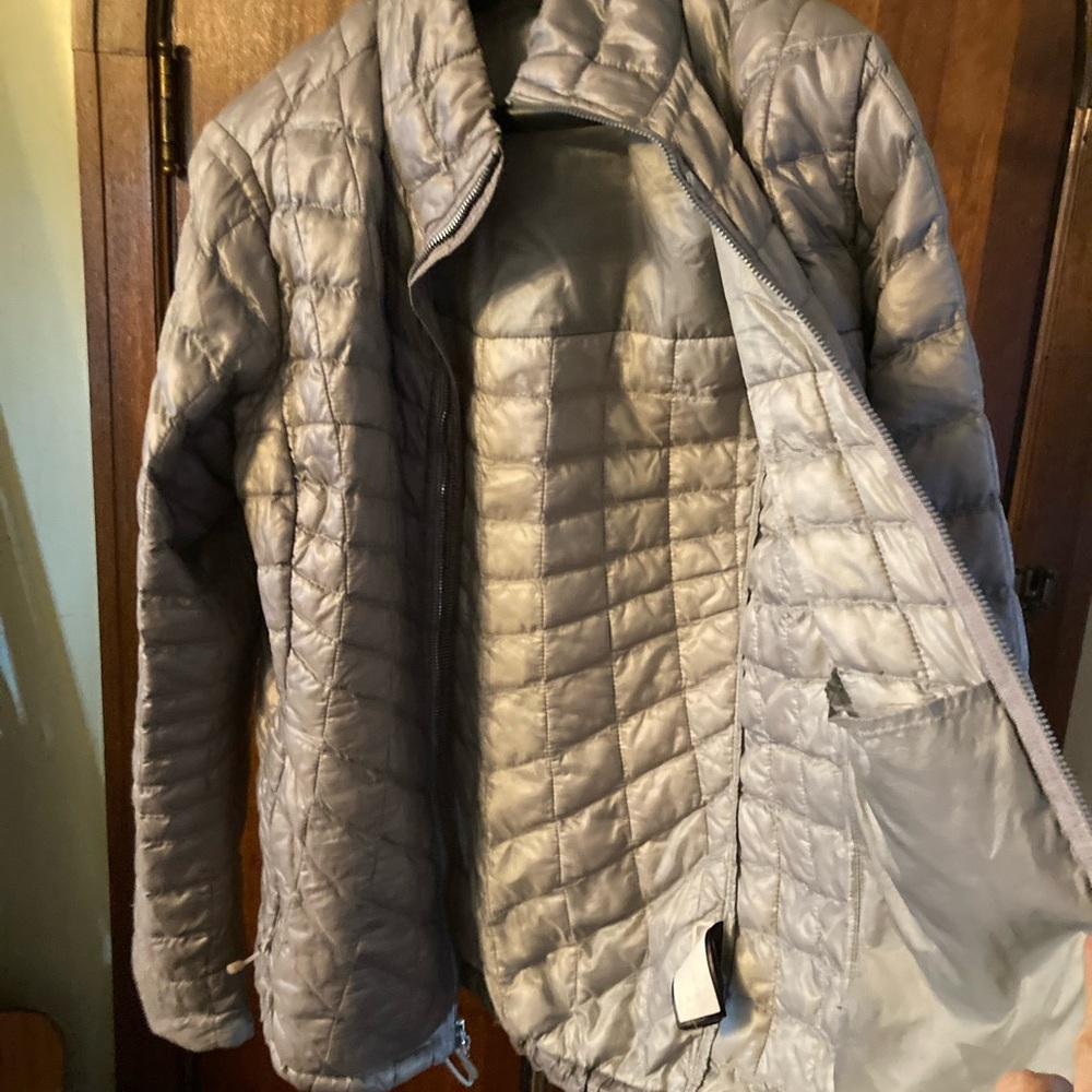 North-Face Light Weight Puffer - image 3